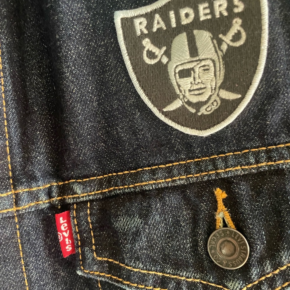 Levi's Men's Dark Blue Denim Jacket with Raiders Patch - Picture 3 of 4